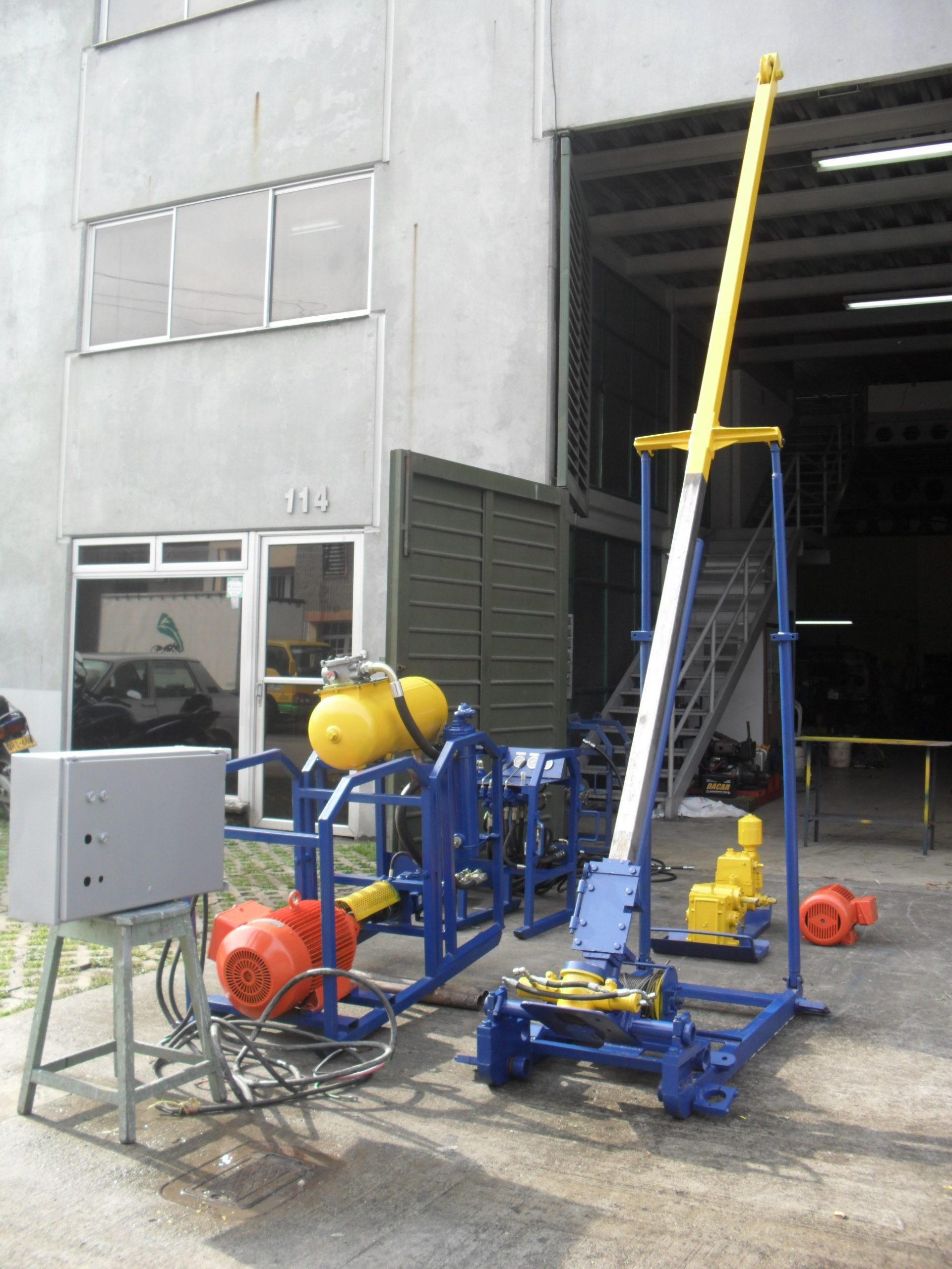 Equipo portátil con perforaciones en HQ, NQ, BQ, API cónica y martillo de fondo con profundidades de hasta 100 metros en diámetro BQ, este equipo es versátil e ideal para drenajes, anclajes, estudio de suelos y recuperación de núcleos.